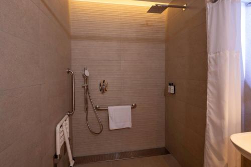 Habitación adaptada para personas con movilidad reducida - 1 cama grande - No fumadores del hotel Wyndham Grand Costa Del Sol Lima Airport. Foto 5