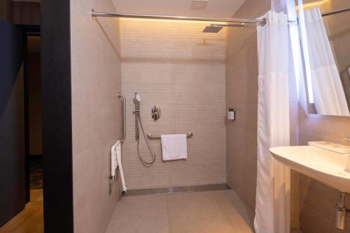 Habitación adaptada para personas con movilidad reducida - 1 cama grande - No fumadores del hotel Wyndham Grand Costa Del Sol Lima Airport. Foto 7
