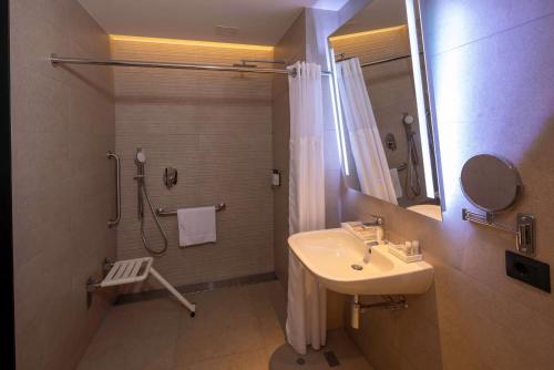 Habitación adaptada para personas con movilidad reducida - 1 cama grande - No fumadores del hotel Wyndham Grand Costa Del Sol Lima Airport. Foto 8