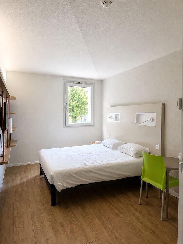 Habitación DOBLE con una cama de gran tamaño del hotel Ibis Budget Dijon Centre Clemenceau. Foto 1