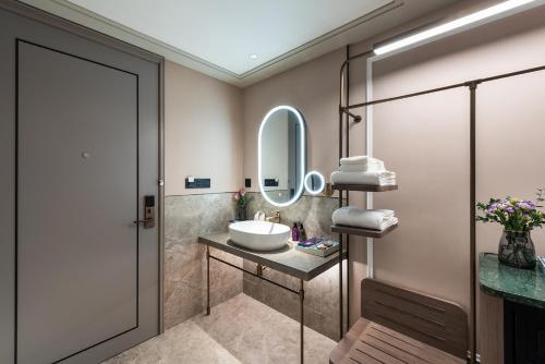 Habitación Deluxe con cama extragrande del hotel Mercure Shanghai Qiantan. Foto 5