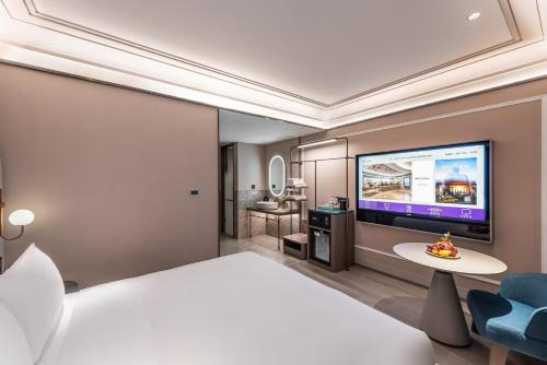 Habitación Estándar - Cama extragrande del hotel Mercure Shanghai Qiantan. Foto 2