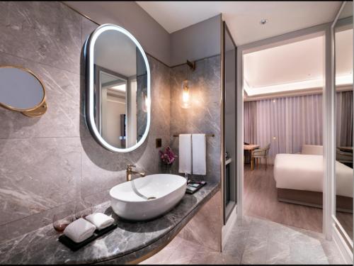 Habitación Estándar - Cama extragrande del hotel Mercure Shanghai Qiantan. Foto 3