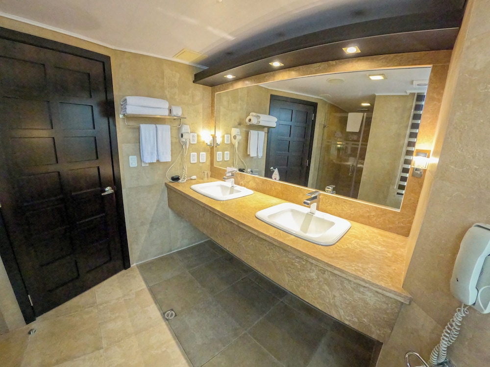 Suite Superior con 1 Cama Queen del hotel Mercure Alameda Quito. Foto 6