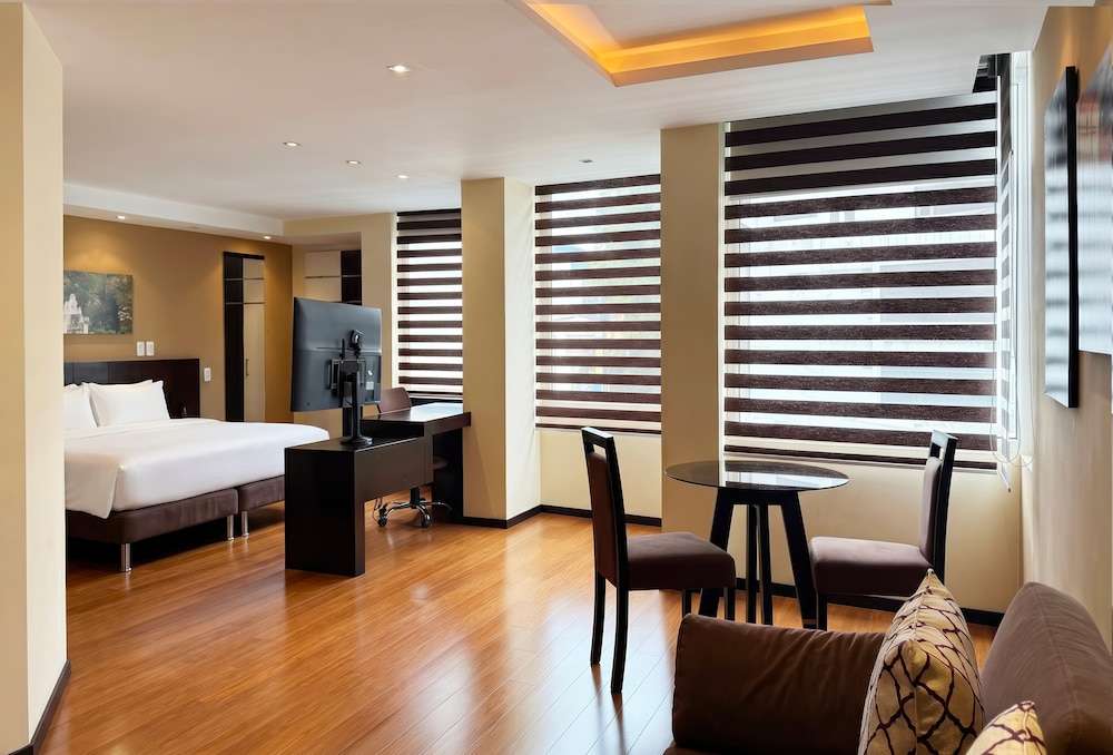 Habitacion Deluxe Suite con cama King size del hotel Mercure Alameda Quito. Foto 1