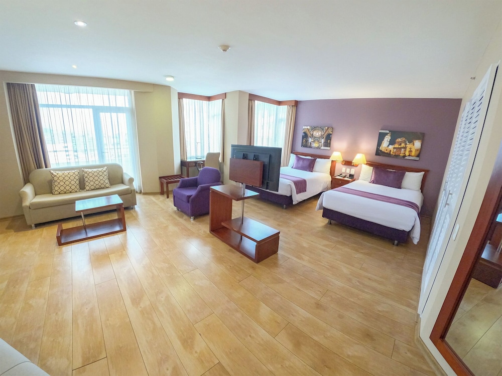 Habitación Superior Suite con dos camas twin del hotel Mercure Alameda Quito. Foto 1