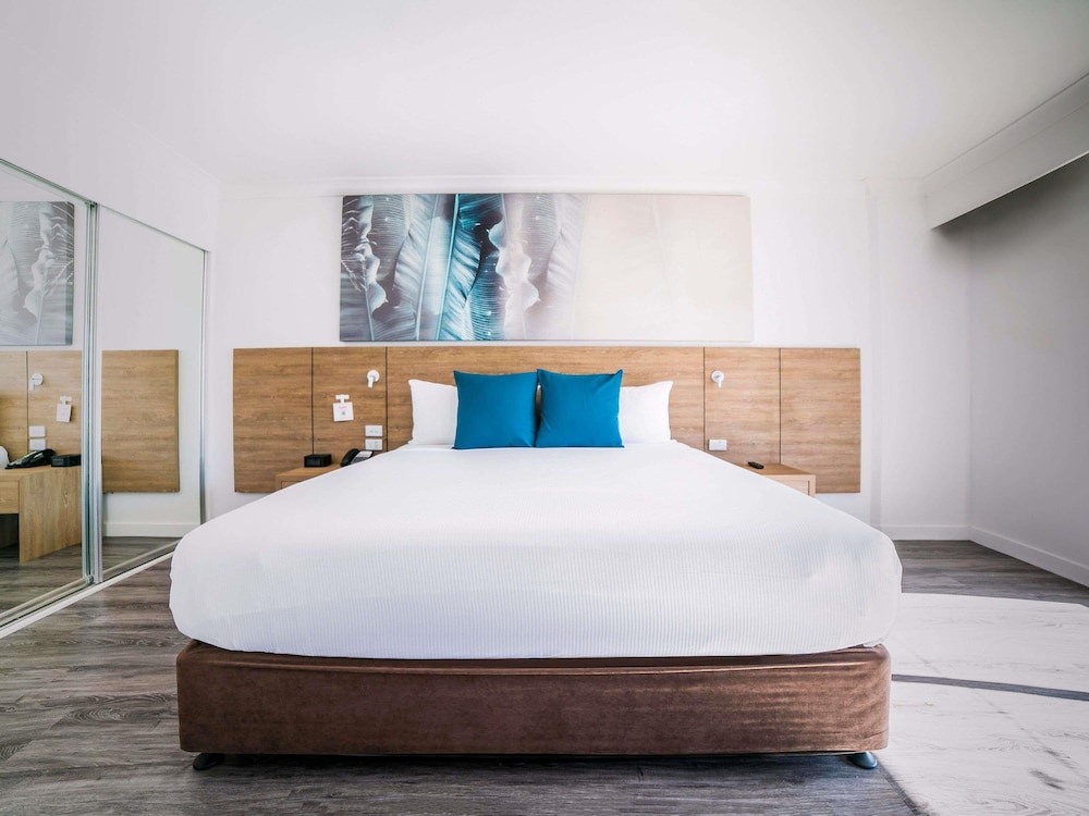 Habitación superior, 1 cama de matrimonio grande del hotel Novotel Cairns Oasis Resort. Foto 1