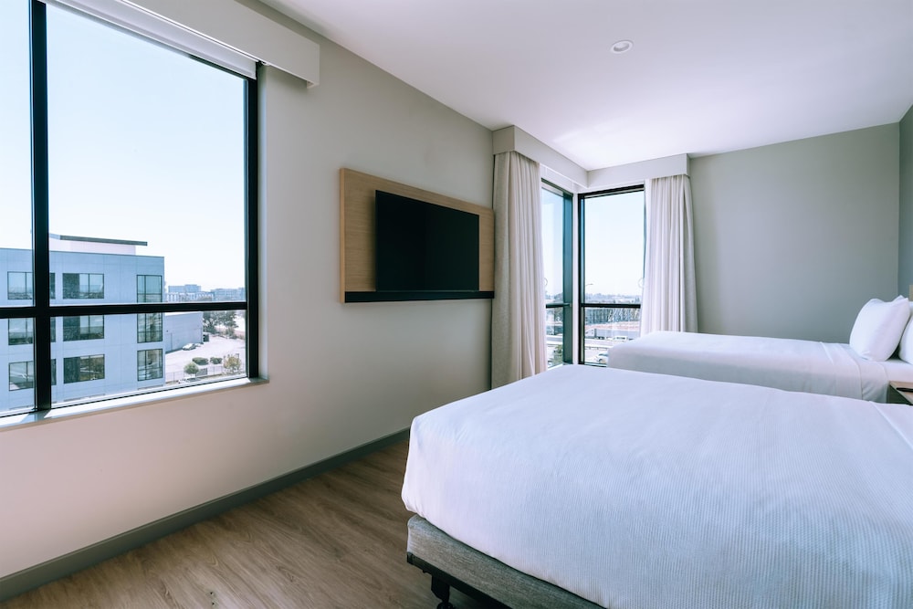 Suite, ducha adaptada, en esquina (2 Queen Beds & 1 Sofa Bed) del hotel Hyatt Place Ontario Airport. Foto 1