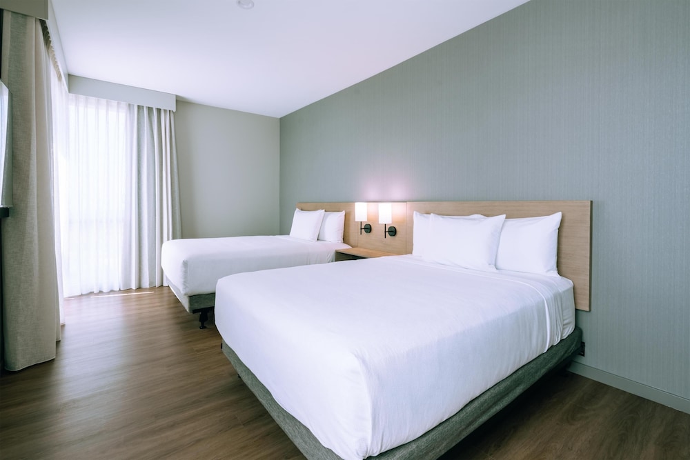 Suite, ducha adaptada, en esquina (2 Queen Beds & 1 Sofa Bed) del hotel Hyatt Place Ontario Airport. Foto 6
