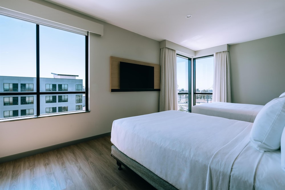 Suite, ducha adaptada, en esquina (2 Queen Beds & 1 Sofa Bed) del hotel Hyatt Place Ontario Airport. Foto 7