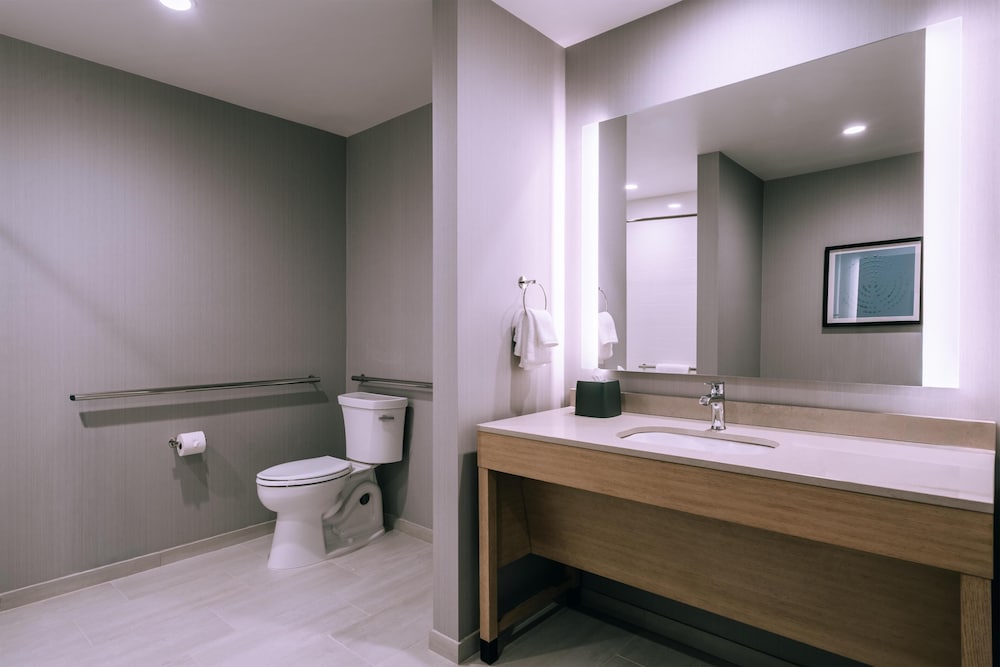 Suite, ducha adaptada, en esquina (2 Queen Beds & 1 Sofa Bed) del hotel Hyatt Place Ontario Airport. Foto 8