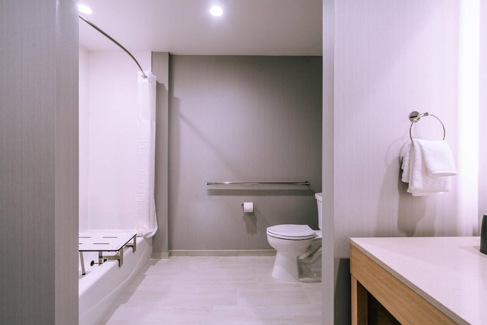 Suite, ducha adaptada, en esquina (2 Queen Beds & 1 Sofa Bed) del hotel Hyatt Place Ontario Airport. Foto 9