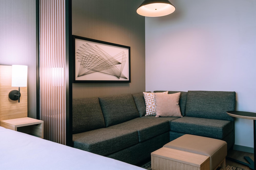 Habitación, 1 cama de matrimonio grande con sofá cama del hotel Hyatt Place Ontario Airport. Foto 3