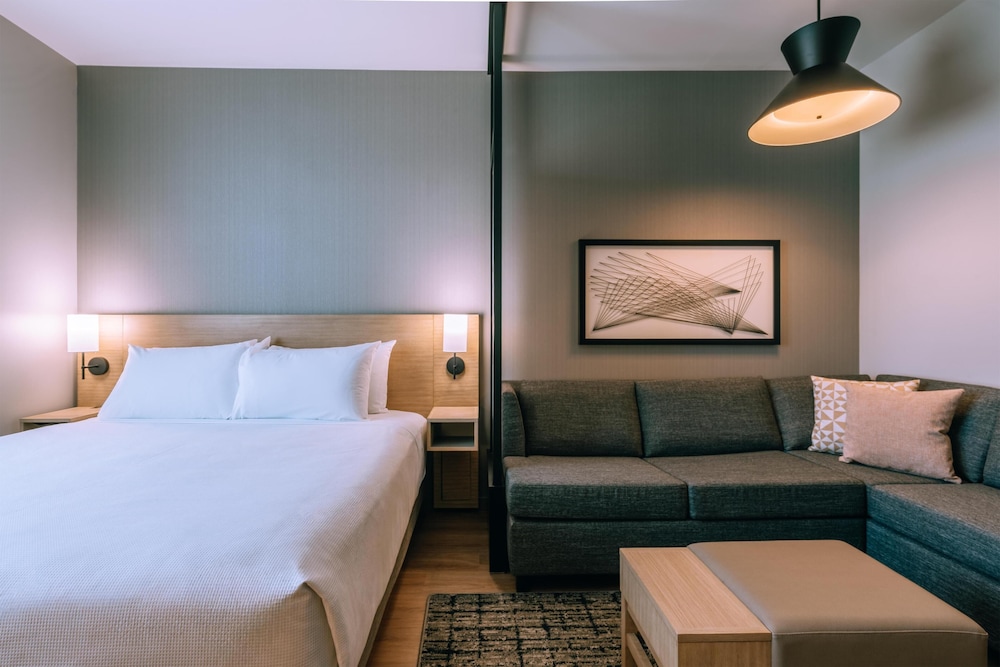 Habitación, 1 cama de matrimonio grande con sofá cama del hotel Hyatt Place Ontario Airport. Foto 4