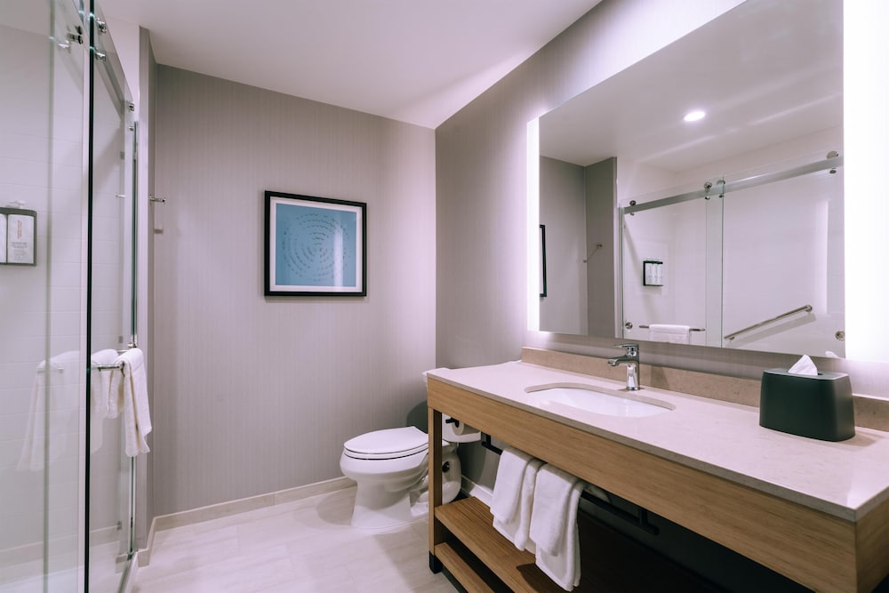 Habitación, 1 cama de matrimonio grande con sofá cama del hotel Hyatt Place Ontario Airport. Foto 8