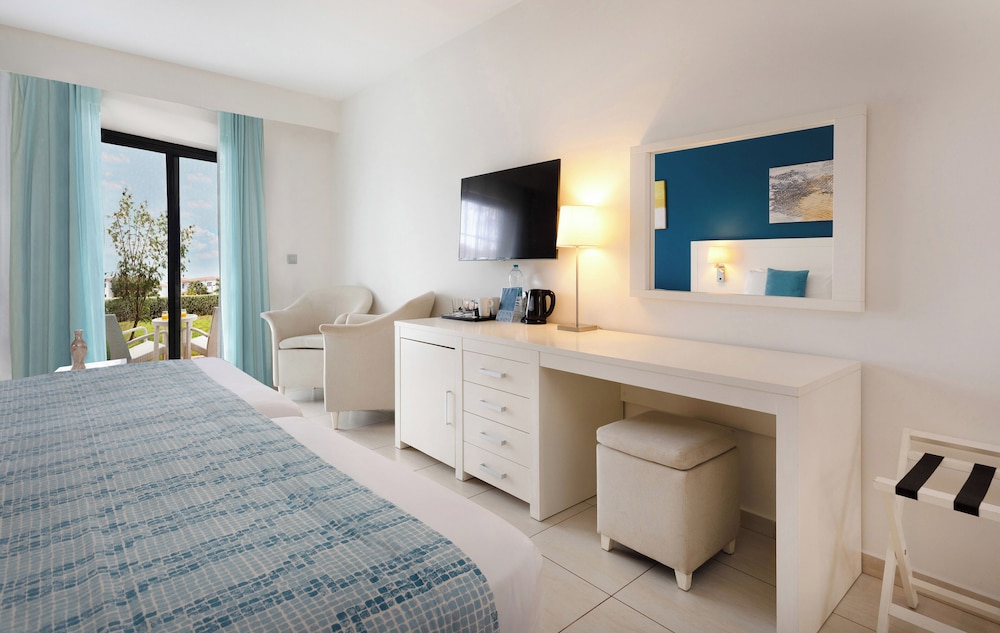 Meliá Room con Terraza Vista jardín del hotel Meliá Laguna Beach. Foto 5