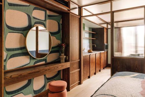 Suite de planta abierta de 1 dormitorio del hotel Locke London Canary Wharf. Foto 2