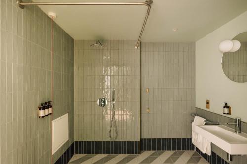 One Bedroom Open Plan Suite - Accessible del hotel Locke London Canary Wharf. Foto 9