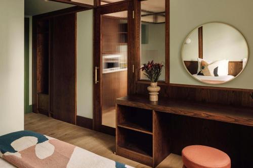 Suite de 1 dormitorio del hotel Locke London Canary Wharf. Foto 8