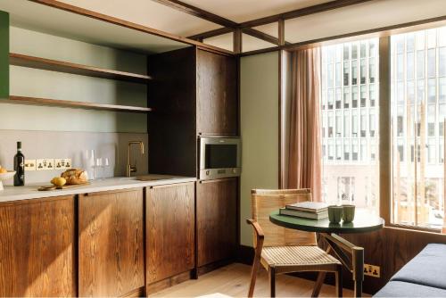 Suite Junior del hotel Locke London Canary Wharf. Foto 2