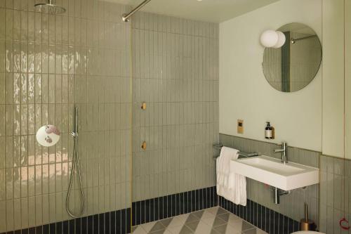 Suite Junior - Adaptada para las personas de movilidad reducida del hotel Locke London Canary Wharf. Foto 8