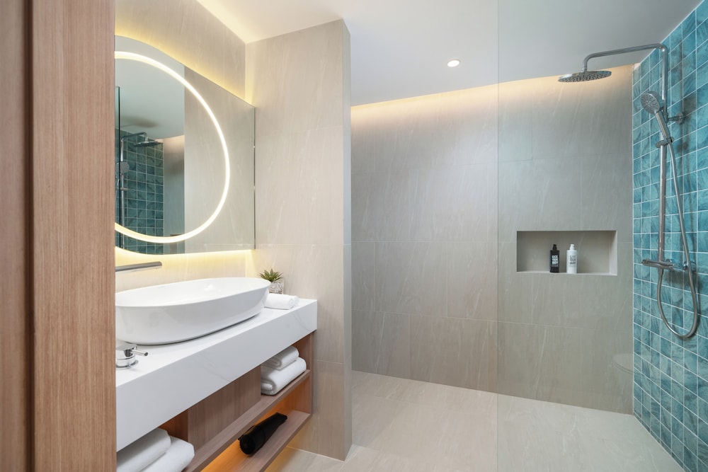Habitación Superior, balcón - 2 camas individuales y un sofá cama del hotel Ibis Styles Phuket Bangtao. Foto 4
