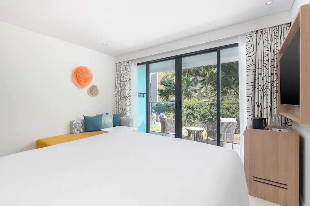 Habitación Premium, vistas a la ciudad con balcón - 1 cama doble y un sofá cama del hotel Ibis Styles Phuket Bangtao. Foto 4