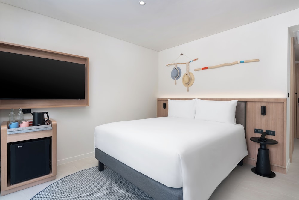 Habitación Premium, vistas a la ciudad con balcón - 2 camas individuales y un sofá cama del hotel Ibis Styles Phuket Bangtao. Foto 1