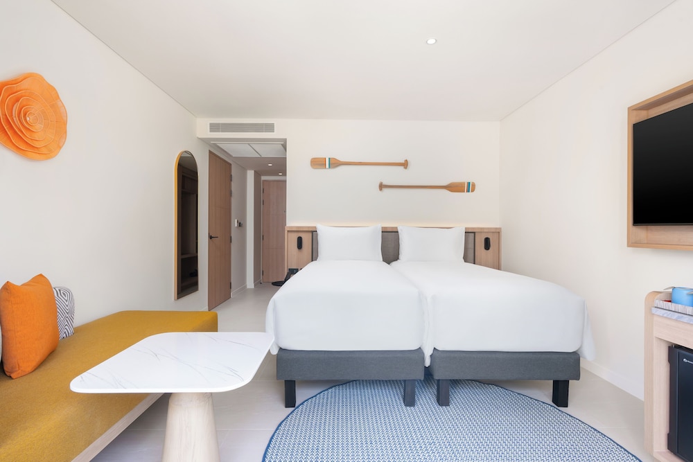 Habitación Premium, vistas a la ciudad con balcón - 2 camas individuales y un sofá cama del hotel Ibis Styles Phuket Bangtao. Foto 3