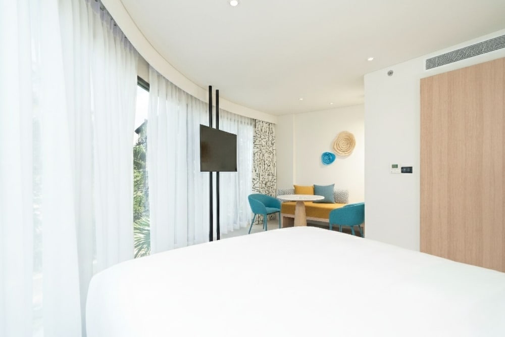 Suite Esquina - 1 cama doble y un sofá cama del hotel Ibis Styles Phuket Bangtao. Foto 7