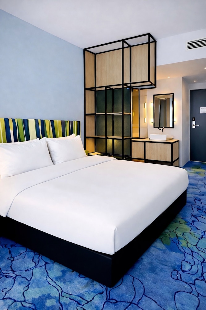 Elegantes habitaciones familiares estándar con puerta de comunicación, con cama queen - size y cama individual, ideales para familias del hotel Ibis Styles Muenchen Airport