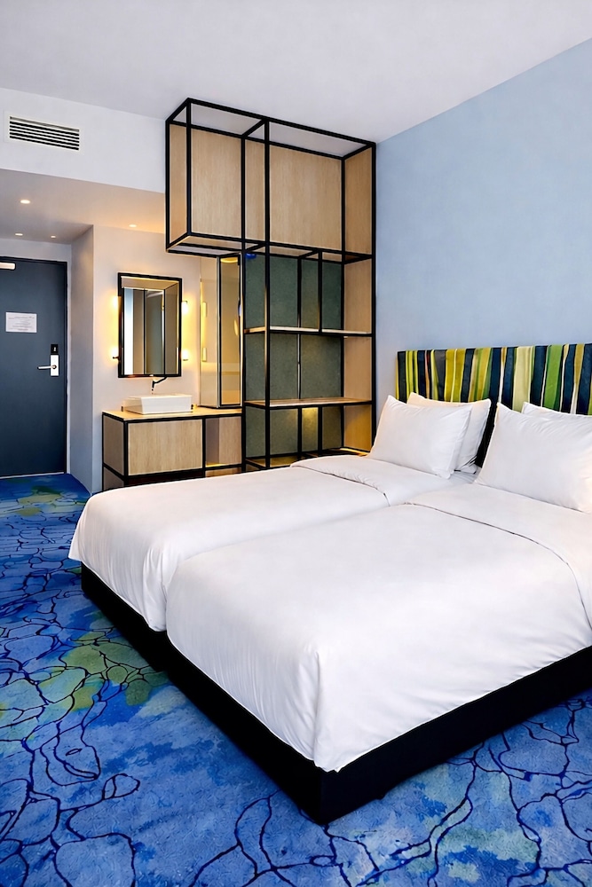 Elegantes habitaciones familiares estándar con puerta de comunicación, con cama queen - size y cama individual, ideales para familias del hotel Ibis Styles Muenchen Airport. Foto 1