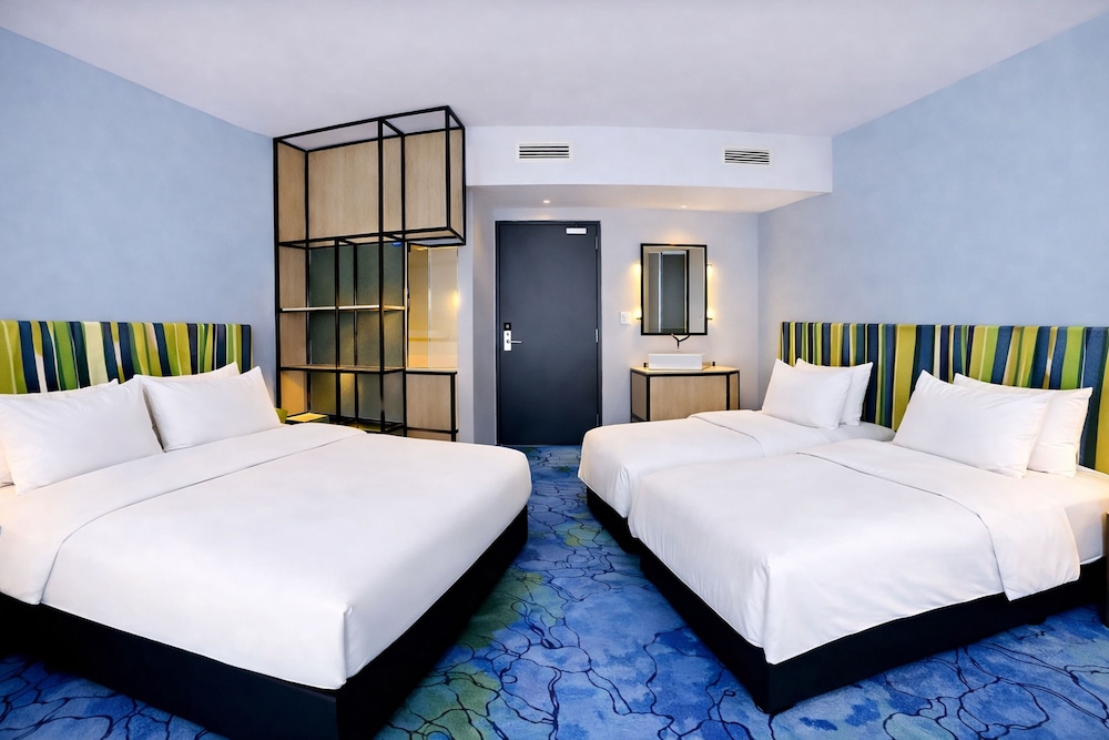 Elegantes habitaciones familiares estándar con puerta de comunicación, con cama queen - size y cama individual, ideales para familias del hotel Ibis Styles Muenchen Airport. Foto 2