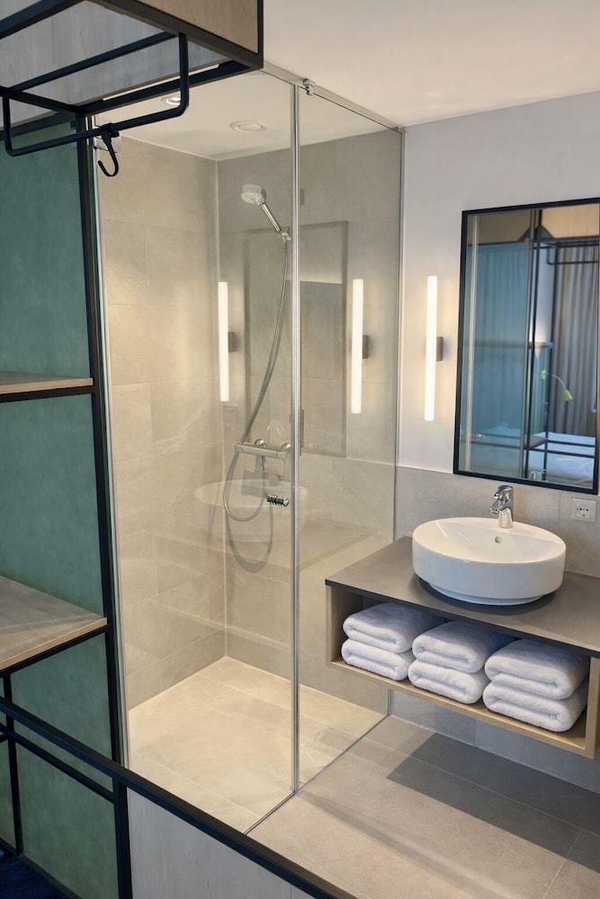 Elegantes habitaciones familiares estándar con puerta de comunicación, con cama queen - size y cama individual, ideales para familias del hotel Ibis Styles Muenchen Airport. Foto 3
