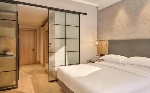 Habitación con cama extragrande - Planta superior del hotel Hyatt Regency London Olympia. Foto 1
