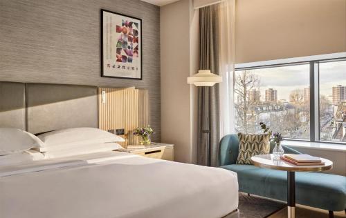 Habitación con cama extragrande del hotel Hyatt Regency London Olympia. Foto 1