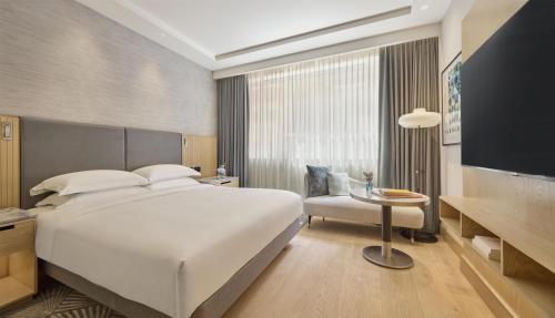 Habitación con cama extragrande del hotel Hyatt Regency London Olympia. Foto 2