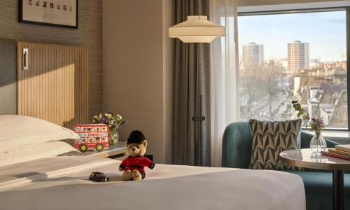 Habitación con cama extragrande del hotel Hyatt Regency London Olympia. Foto 3