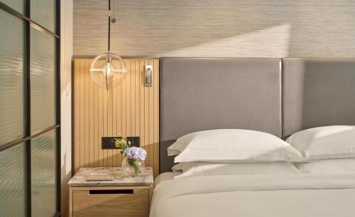 Habitación con cama extragrande del hotel Hyatt Regency London Olympia. Foto 4