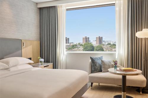 Habitación con cama extragrande del hotel Hyatt Regency London Olympia. Foto 6