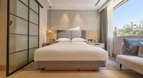 Habitación con cama extragrande del hotel Hyatt Regency London Olympia. Foto 7
