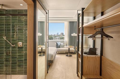 Habitación con cama extragrande del hotel Hyatt Regency London Olympia. Foto 10