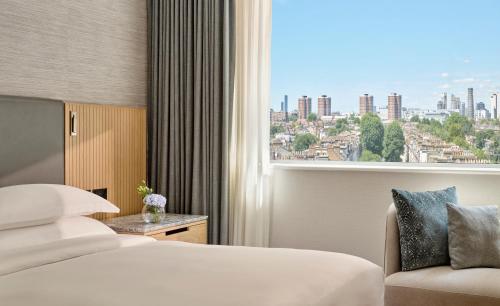 Habitación con cama extragrande del hotel Hyatt Regency London Olympia. Foto 14