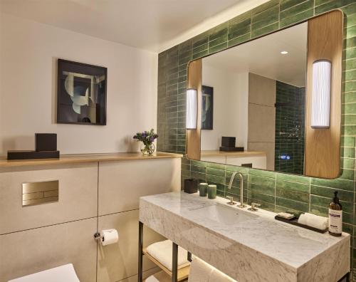 Habitación King Premium Esquinera - 1 cama king del hotel Hyatt Regency London Olympia. Foto 4