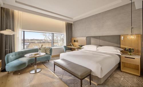 Habitación Deluxe con cama extragrande del hotel Hyatt Regency London Olympia. Foto 1