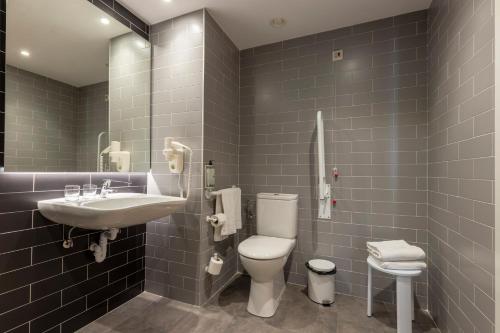 Habitación Doble adaptada para personas con discapacidad - 1 o 2 camas del hotel Travelodge Bilbao Sestao. Foto 18