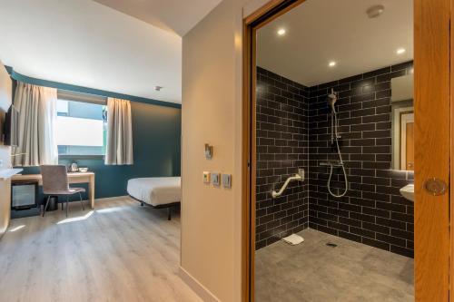 Habitación Doble adaptada para personas con discapacidad - 1 o 2 camas del hotel Travelodge Bilbao Sestao. Foto 19