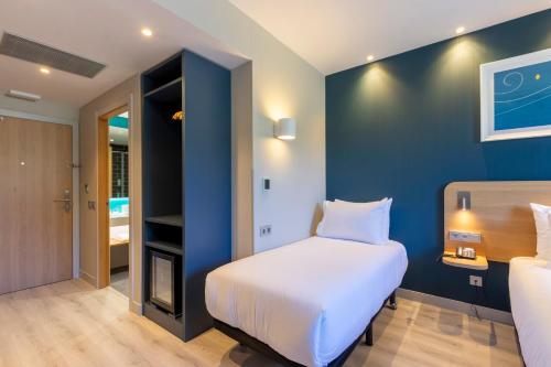 Habitación Triple del hotel Travelodge Bilbao Sestao. Foto 19