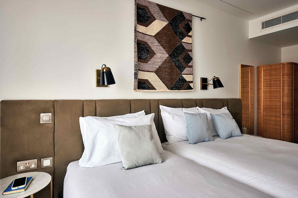 Habitación Triple del hotel Líbere London Edgware Road. Foto 1