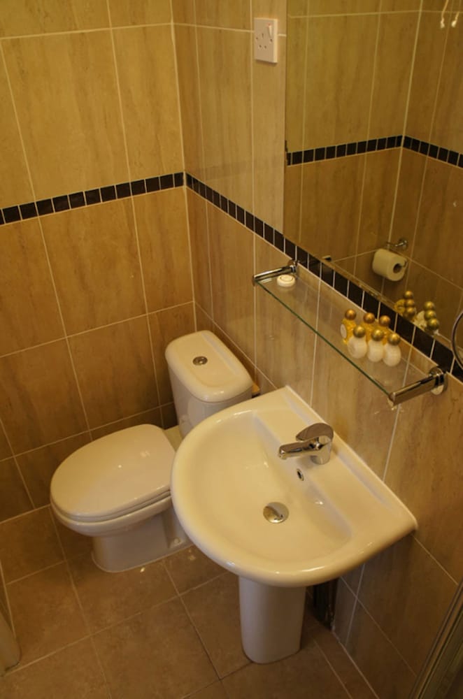 Habitación con 2 camas individuales, baño privado del hotel Sapphire London. Foto 5